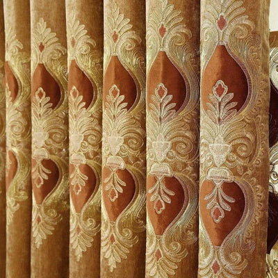 Rideaux élégants avec motif floral brodé, parfaits pour ajouter une touche de sophistication à votre intérieur. Design beige et marron avec détails dorés pour une ambiance chaleureuse et accueillante. Ajoutez du cachet à votre salon ou chambre avec ces rideaux décoratifs au style classique.