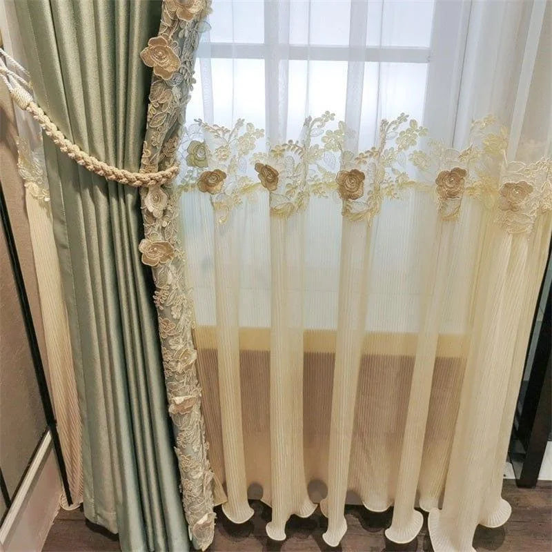 Rideau élégant avec broderies florales raffinées, parfait pour ajouter une touche de sophistication à votre intérieur. Idéal pour le salon ou la chambre, ce rideau combine style et fonctionnalité, offrant intimité et élégance. Embellissez vos fenêtres avec ce magnifique design classique.