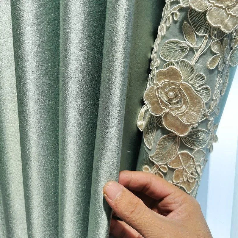 Rideau élégant avec motif floral brodé dans des tons doux de vert. Idéal pour ajouter une touche de sophistication et de style à votre intérieur. Parfait pour les salons modernes ou les chambres classiques. Découvrez le charme raffiné de ce design unique.