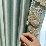 Rideau élégant avec motif floral brodé dans des tons doux de vert. Idéal pour ajouter une touche de sophistication et de style à votre intérieur. Parfait pour les salons modernes ou les chambres classiques. Découvrez le charme raffiné de ce design unique.