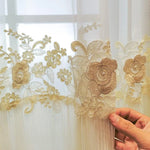 Voilage floral élégant pour décoration intérieure, avec motifs de fleurs dorées en relief. Parfait pour ajouter une touche de sophistication à n'importe quelle pièce, ce rideau laisse passer la lumière tout en offrant une certaine intimité. Idéal pour le salon ou la chambre à coucher.