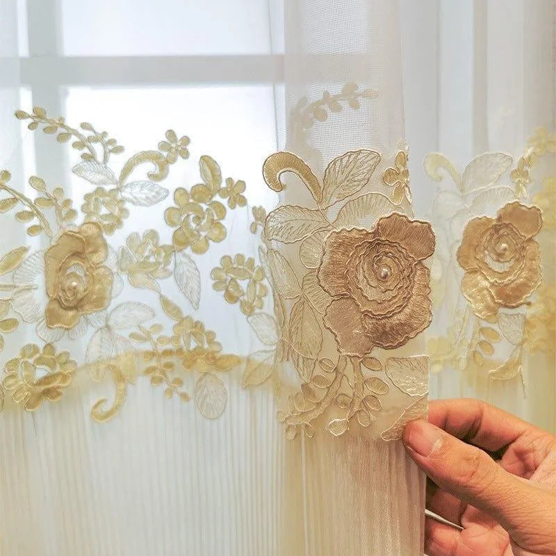 Voilage floral élégant pour décoration intérieure, avec motifs de fleurs dorées en relief. Parfait pour ajouter une touche de sophistication à n'importe quelle pièce, ce rideau laisse passer la lumière tout en offrant une certaine intimité. Idéal pour le salon ou la chambre à coucher.