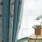 Rideau bleu à motifs floraux, ajout élégant pour la décoration intérieure, idéal pour filtrer la lumière tout en apportant une touche naturelle et apaisante à votre salon ou chambre. Parfait pour créer une ambiance chaleureuse et accueillante.