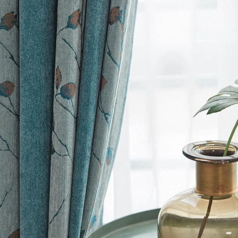 Rideau bleu à motifs floraux, ajout élégant pour la décoration intérieure, idéal pour filtrer la lumière tout en apportant une touche naturelle et apaisante à votre salon ou chambre. Parfait pour créer une ambiance chaleureuse et accueillante.
