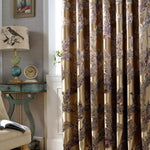 Rideau décoratif avec motif floral sur fond beige, idéal pour ajouter une touche élégante et chaleureuse à votre intérieur. Parfait pour le salon ou la chambre, ce rideau bloque efficacement la lumière tout en apportant une ambiance raffinée. Accessoire de décoration tendance qui s'intègre facilement dans divers styles d'ameublement.