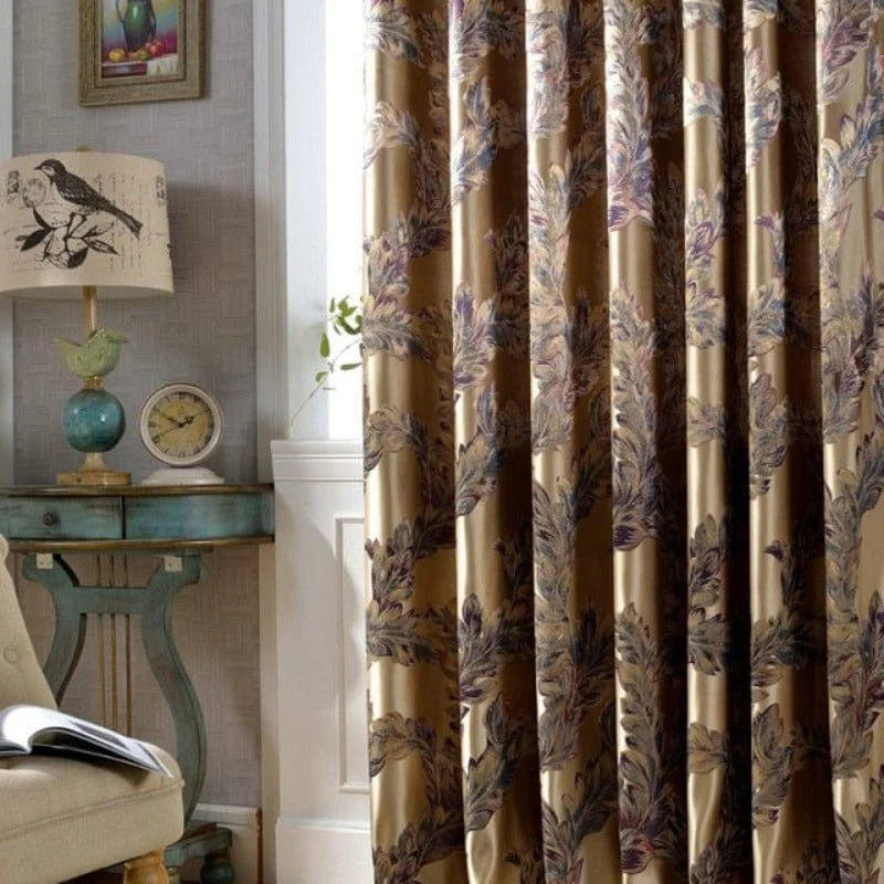 Rideau décoratif avec motif floral sur fond beige, idéal pour ajouter une touche élégante et chaleureuse à votre intérieur. Parfait pour le salon ou la chambre, ce rideau bloque efficacement la lumière tout en apportant une ambiance raffinée. Accessoire de décoration tendance qui s'intègre facilement dans divers styles d'ameublement.