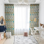 Chambre d'enfant lumineuse et chaleureuse avec rideaux colorés à motifs animaliers. Espace de travail créatif avec bureau blanc et chaise assortie. Décoration moderne et ludique, idéale pour stimuler l'imagination des enfants. Luminaire élégant et peluche adorable sur le bureau. Parquet clair accentuant la clarté de la pièce.