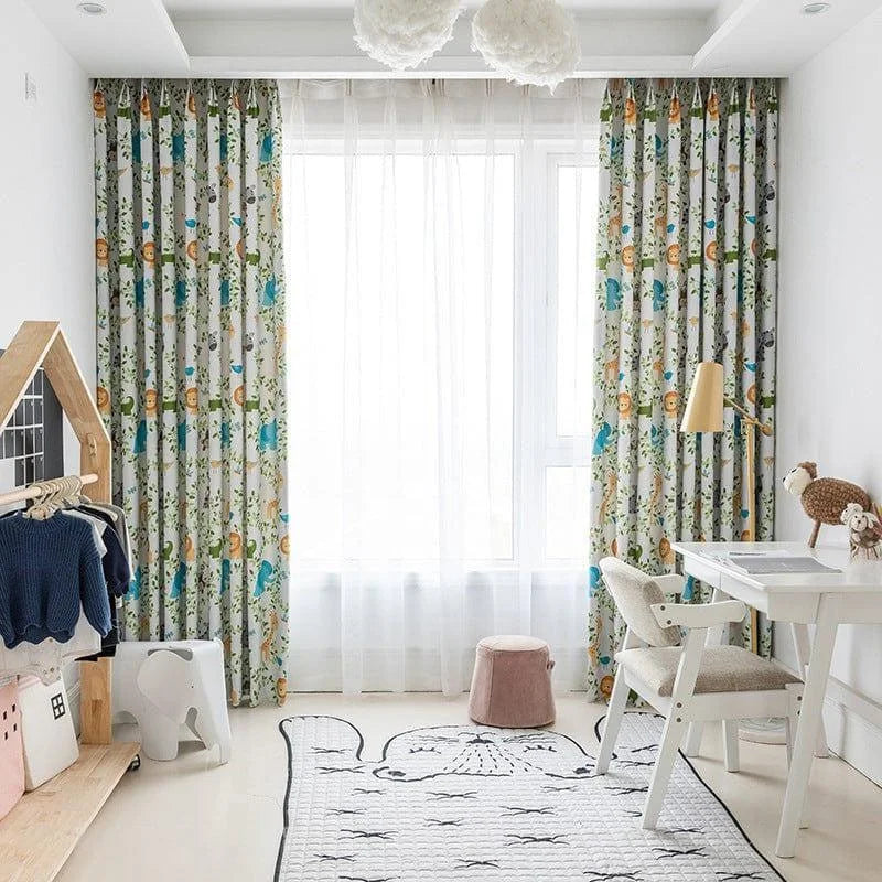 Chambre d'enfant lumineuse et chaleureuse avec rideaux colorés à motifs animaliers. Espace de travail créatif avec bureau blanc et chaise assortie. Décoration moderne et ludique, idéale pour stimuler l'imagination des enfants. Luminaire élégant et peluche adorable sur le bureau. Parquet clair accentuant la clarté de la pièce.