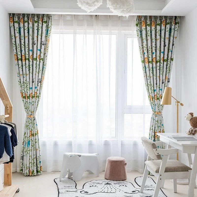 Rideaux enfants avec motifs animaux, parfaits pour décorer une chambre, apportant une touche ludique et colorée. Idéal pour créer une atmosphère chaleureuse et accueillante dans une pièce lumineuse. Adapté à un environnement de jeu ou de travail, alliant esthétique et fonctionnalité.