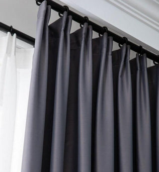 Rideaux élégants de couleur gris foncé avec plis, parfaits pour une ambiance contemporaine et sophistiquée. Offrent une excellente couverture pour la fenêtre tout en ajoutant une touche de style moderne à votre intérieur. Conviennent à tous types de tringles et faciles à installer pour transformer votre espace de vie.