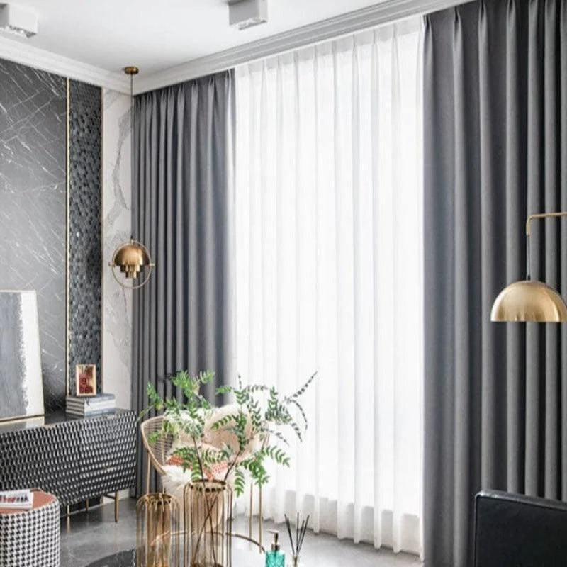 Rideaux élégants gris pour salon moderne avec décoration contemporaine. Idéal pour créer une ambiance sophistiquée et chaleureuse. Coin détente avec lampes dorées et plantes vertes pour un style épuré. Parfait pour embellir votre espace intérieur.