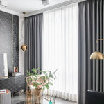 Rideaux élégants gris pour salon moderne avec décoration contemporaine. Idéal pour créer une ambiance sophistiquée et chaleureuse. Coin détente avec lampes dorées et plantes vertes pour un style épuré. Parfait pour embellir votre espace intérieur.