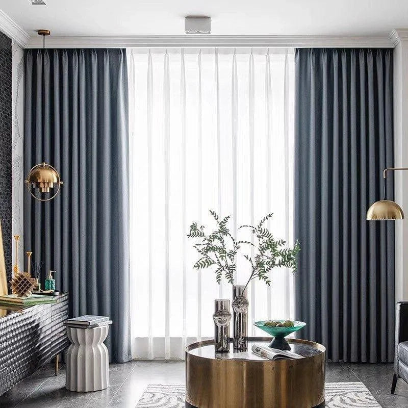 Rideaux élégants dans un salon moderne avec un design contemporain, mettant en valeur une ambiance chaleureuse et sophistiquée. Un mobilier chic et une décoration soignée complètent l'atmosphère, idéale pour un intérieur stylé et tendance. Les rideaux offrent une touche de raffinement tout en améliorant l'esthétique globale de la pièce.