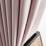 Voilage rose pâle avec motif géométrique élégant, idéal pour une décoration intérieure moderne et raffinée. Parfait pour ajouter une touche de sophistication à votre espace de vie.