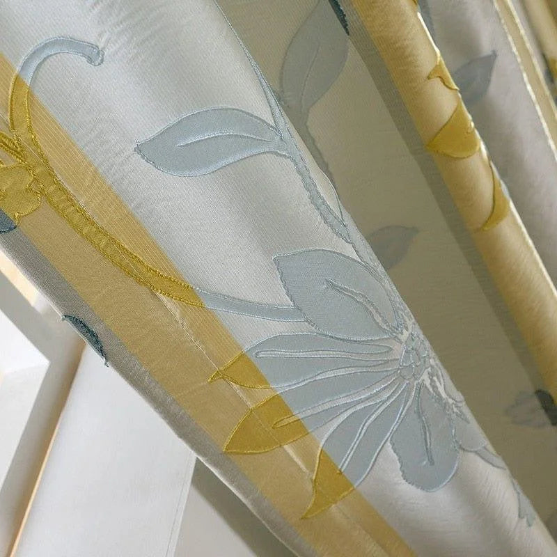 Rideau élégant avec motifs floraux brodés, idéal pour ajouter une touche de sophistication à votre intérieur. Parfait pour un salon lumineux ou une chambre apaisante, ce rideau combine des nuances de jaune et de bleu pour un effet harmonieux et moderne.