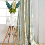 Rideau élégant avec motifs floraux pour salon, offrant une ambiance lumineuse et rafraîchissante. Idéal pour compléter votre décoration intérieure moderne. Élément de style parfait pour ajouter une touche de sophistication à votre maison. Ces rideaux s’intègrent harmonieusement avec des accessoires décoratifs comme des vases et lanternes. Parfait pour créer un espace accueillant et chic.