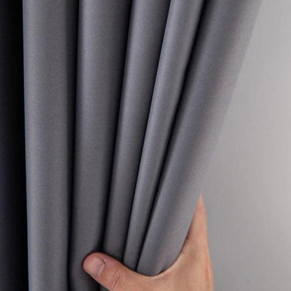 Rideau gris élégant pour intérieur moderne, offrant une ambiance chaleureuse et raffinée, idéal pour salon ou chambre.