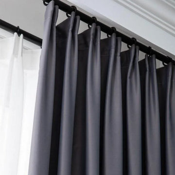 Rideaux élégants de couleur gris foncé avec plis, parfaits pour une ambiance contemporaine et sophistiquée. Offrent une excellente couverture pour la fenêtre tout en ajoutant une touche de style moderne à votre intérieur. Conviennent à tous types de tringles et faciles à installer pour transformer votre espace de vie.