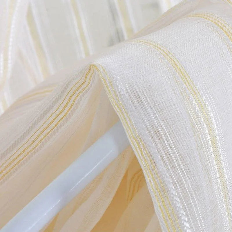 Voilage élégant aux tons blancs et dorés, idéal pour apporter une touche chic à votre intérieur. Ce rideau lumineux est parfait pour tamiser la lumière tout en préservant l'intimité de votre espace. Accessoire déco incontournable pour salon, chambre ou bureau.