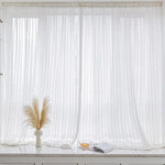 Voilage blanc élégant pour salon, filtre la lumière tout en créant une ambiance douce et lumineuse. Idéal pour les fenêtres de séjour ou de chambre, ajoutant une touche de sophistication à votre intérieur. Intimité préservée avec une légère transparence. Accessoire déco essentiel pour un style épuré et moderne.