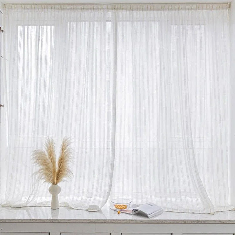 Voilage blanc élégant pour salon, filtre la lumière tout en créant une ambiance douce et lumineuse. Idéal pour les fenêtres de séjour ou de chambre, ajoutant une touche de sophistication à votre intérieur. Intimité préservée avec une légère transparence. Accessoire déco essentiel pour un style épuré et moderne.