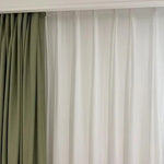 Rideaux élégants pour salon moderne, combinaison de couleurs vert olive et blanc, idéale pour ajouter une touche contemporaine à votre décoration intérieure. Modèle de rideau double offrant à la fois style et fonctionnalité pour une ambiance chaleureuse et lumineuse.