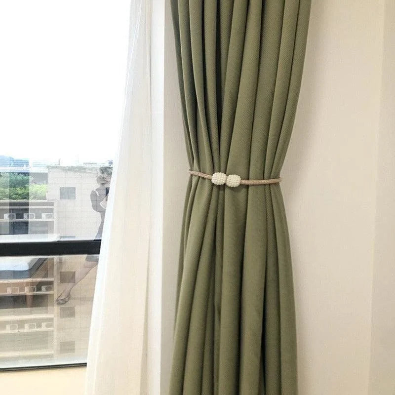 Rideau élégant vert pour salon, attaché avec une embrasse décorative. Idéal pour embellir vos fenêtres et ajouter une touche de sophistication à votre intérieur moderne. Convient parfaitement pour une ambiance cosy dans n'importe quelle pièce.