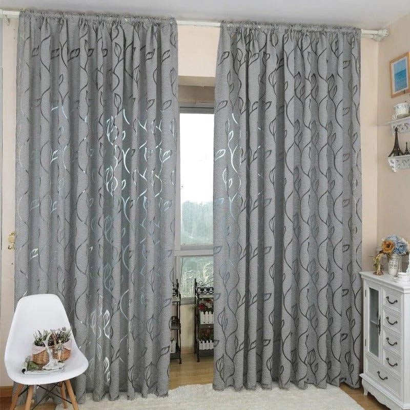 Rideau élégant gris à motifs modernes, idéal pour sublimer votre salon ou chambre. Avec ses motifs harmonieux, ce rideau apporte une touche raffinée à l'intérieur tout en préservant l'intimité. Parfait pour une décoration contemporaine ou classique, il s'adapte aisément à divers styles d'aménagement.