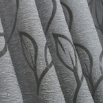 Rideau gris avec motif de feuilles en relief, design moderne et élégant, idéal pour salon ou chambre.