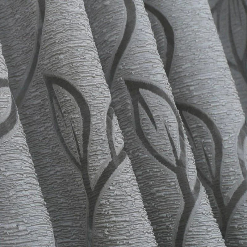 Rideau gris avec motif de feuilles en relief, design moderne et élégant, idéal pour salon ou chambre.