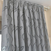 rideau gris semi transparent motif feuilles plis froncés tringle inclusion tapis fleurs chambre