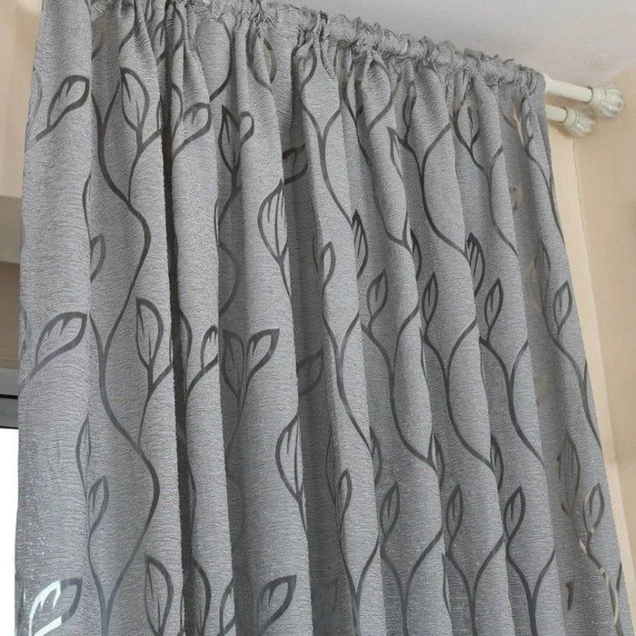 Rideau gris avec motif élégant de feuilles, parfait pour ajouter une touche de sophistication à votre intérieur. Idéal pour le salon ou la chambre, ce rideau assure une ambiance chaleureuse et moderne. Accessoire décoratif qui se marie bien avec différents styles de décoration.