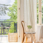 Rideau élégant pour salon, offrant une ambiance lumineuse et naturelle. Idéal pour décorer votre intérieur tout en laissant entrer une douce lumière. Ce rideau ajoute une touche de raffinement à toute pièce, parfait pour un style moderne et épuré. Transformez votre espace de vie avec cet accessoire design.