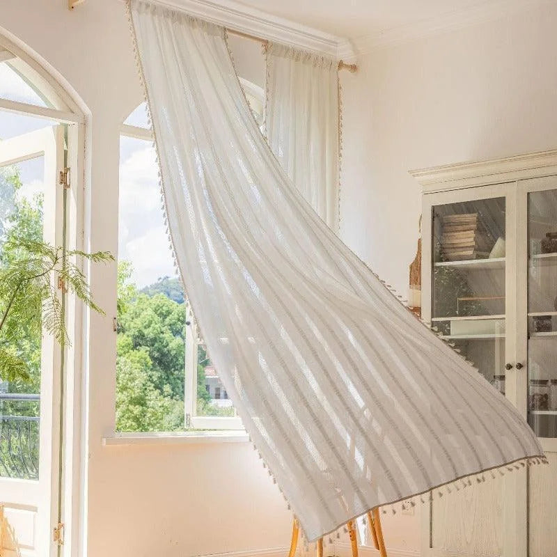 Voilage élégant pour salon lumineux avec vue sur jardin, idéal pour filtrer la lumière naturelle tout en apportant une touche décorative à votre intérieur. Conçu pour moderniser votre espace de vie tout en préservant une ambiance chaleureuse et accueillante.