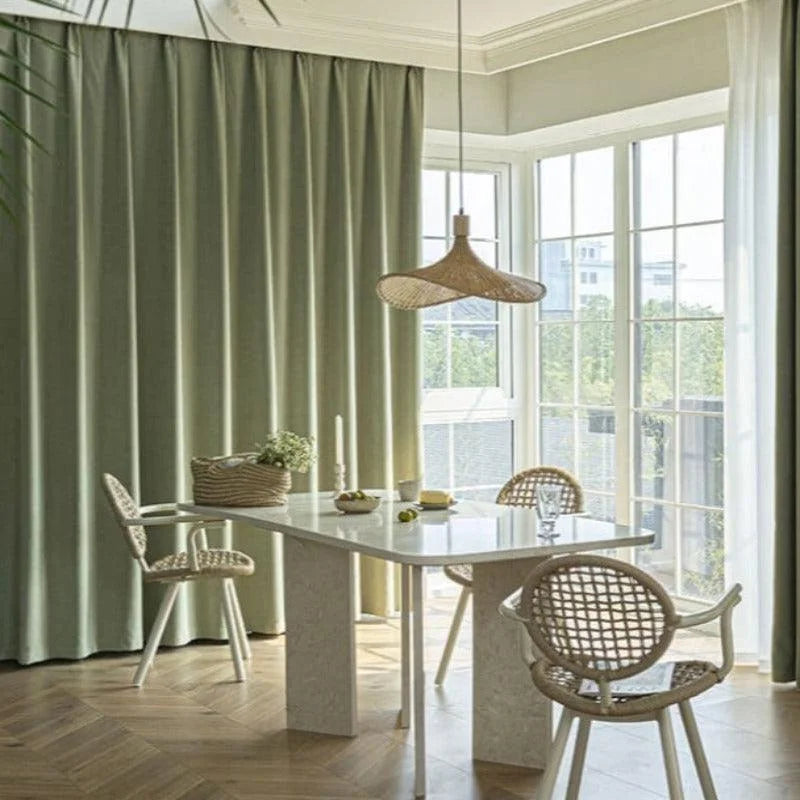 Salle à manger moderne avec table élégante et chaises design, accentuée par une lumière naturelle abondante grâce à de grandes fenêtres. Ajouter une touche contemporaine avec le luminaire suspendu et le parquet en chevron crée une atmosphère chaleureuse et accueillante. Idéal pour les repas en famille ou entre amis.