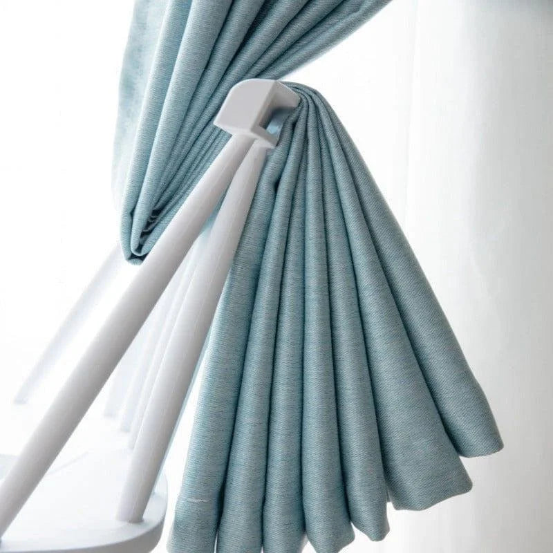 Rideau bleu élégant, idéal pour ajouter une touche de sophistication à votre intérieur. Design moderne et raffiné, parfait pour le salon ou la chambre, garantissant une ambiance chaleureuse et accueillante.