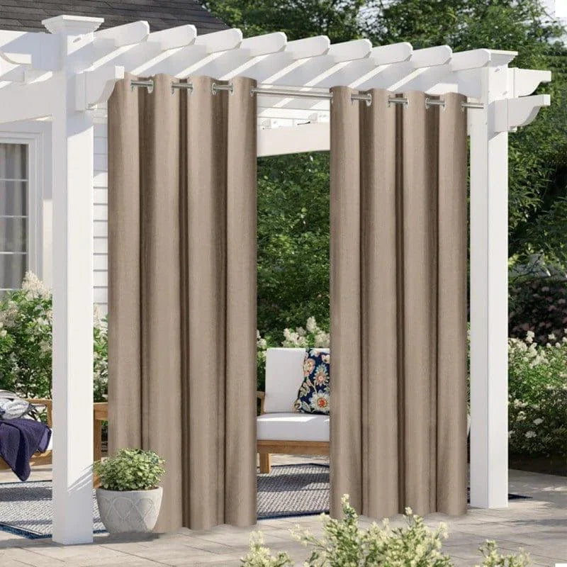 Rideaux opaques beige pour pergola extérieure, idéaux pour une touche élégante et intime dans votre jardin. Ces rideaux robustes offrent une protection contre le soleil tout en ajoutant une ambiance raffinée à votre espace extérieur. Parfaits pour créer un coin détente en plein air.