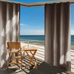 Rideaux d'extérieur pour balcon avec vue sur mer, créant une ambiance relaxante et intime. Parfaits pour protéger du soleil tout en préservant la vue panoramique.
