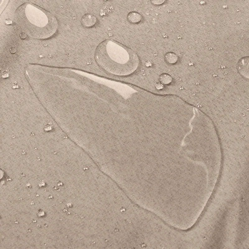 Gros plan sur des gouttes d'eau sur une surface résistante à l'eau, illustrant l'efficacité du produit en matière de protection contre l'humidité et les éclaboussures pour une utilisation quotidienne optimisée.