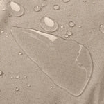 Gros plan sur des gouttes d'eau sur une surface résistante à l'eau, illustrant l'efficacité du produit en matière de protection contre l'humidité et les éclaboussures pour une utilisation quotidienne optimisée.