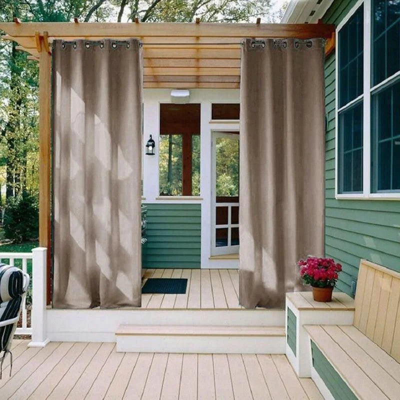 Rideaux d'extérieur élégants pour pergola en bois, ajoutant une touche de sophistication et d'intimité à votre espace de vie extérieur. Parfaits pour créer une ambiance chaleureuse sur votre terrasse ou balcon, ces rideaux beige se fondent harmonieusement avec la décoration extérieure, offrant une solution pratique pour se protéger du soleil tout en profitant du plein air. Solution idéale pour améliorer l'esthétique et le confort de votre jardin.