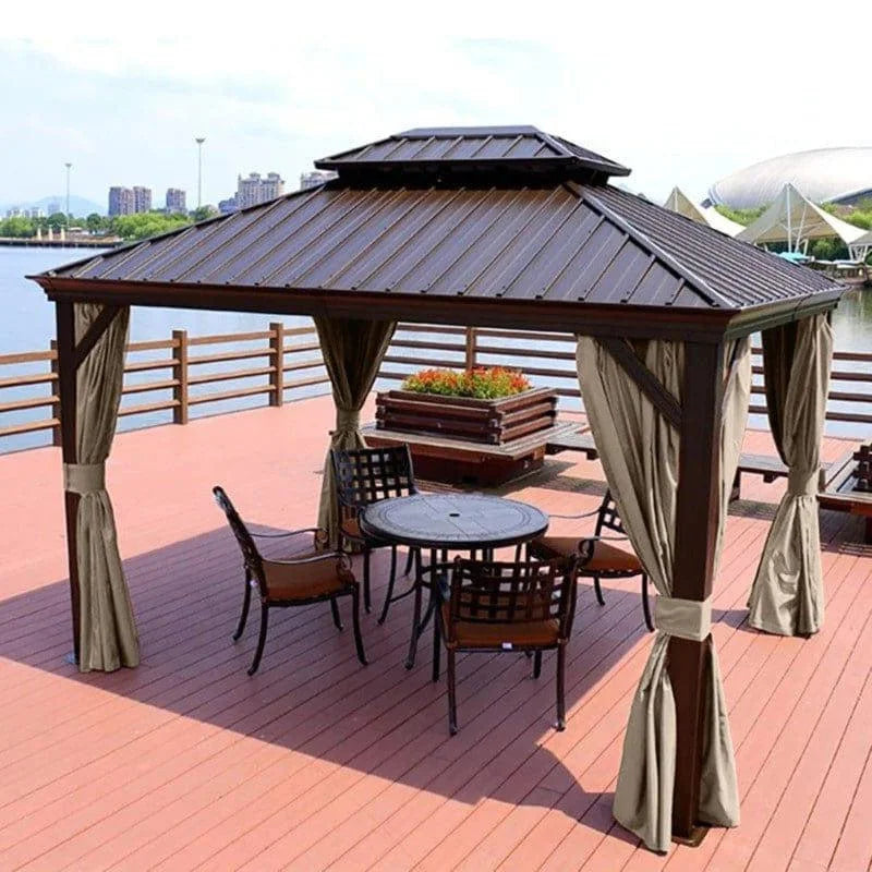 Tonnelle de jardin élégante avec rideaux, parfaite pour créer un espace ombragé sur une terrasse en bois près de l'eau. Ensemble mobilier extérieur comprenant une table ronde et quatre chaises pour profiter de moments conviviaux en plein air. Idéal pour des réceptions en extérieur ou des moments de détente face à un paysage naturel.