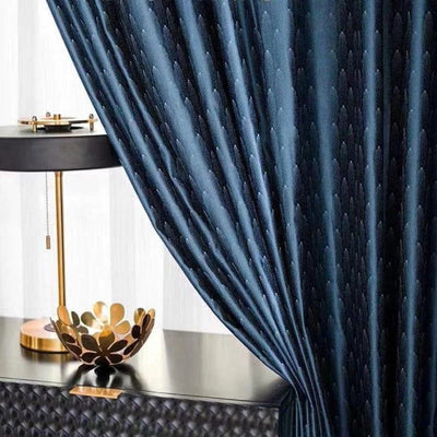 Rideau élégant bleu foncé avec motifs géométriques, idéal pour ajouter une touche sophistiquée à votre salon. Accessoirisé avec une lampe moderne dorée et un bol décoratif, ce rideau offre une ambiance contemporaine et chic. Parfait pour assurer une décoration intérieure raffinée et stylée.