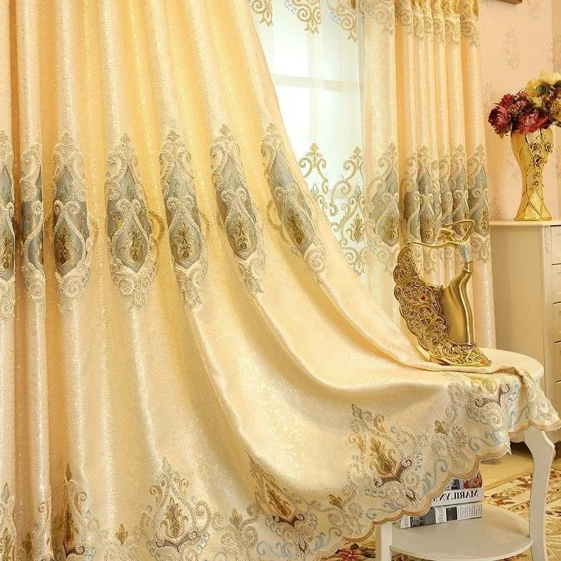 Rideaux élégants avec motif baroque doré et bleu pour un salon raffiné. Décoration de fenêtre luxueuse, combinant style classique et ambiance chaleureuse. Parfaits pour sublimer l'intérieur d'une maison avec une touche majestueuse. Accessoire sophistiqué pour un espace de vie distingué.