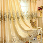 Rideaux élégants avec motif baroque doré et bleu pour un salon raffiné. Décoration de fenêtre luxueuse, combinant style classique et ambiance chaleureuse. Parfaits pour sublimer l'intérieur d'une maison avec une touche majestueuse. Accessoire sophistiqué pour un espace de vie distingué.