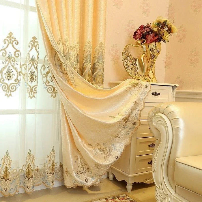 Rideaux élégants avec motifs brodés, idéal pour embellir un salon ou une chambre. Décor raffiné rehaussant l'esthétique de votre intérieur, parfait pour une ambiance chaleureuse et accueillante. Accessoire de décoration haut de gamme avec détails dorés pour un style luxueux.