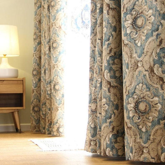 Rideaux élégants à motif floral bleu et beige, parfaits pour ajouter une touche de sophistication à votre intérieur. Idéal pour le salon ou la chambre, ces rideaux décoratifs offrent une ambiance chaleureuse et accueillante. Transformez votre espace avec ces éléments de décoration raffinée, conçus pour s'harmoniser avec divers styles d'ameublement.
