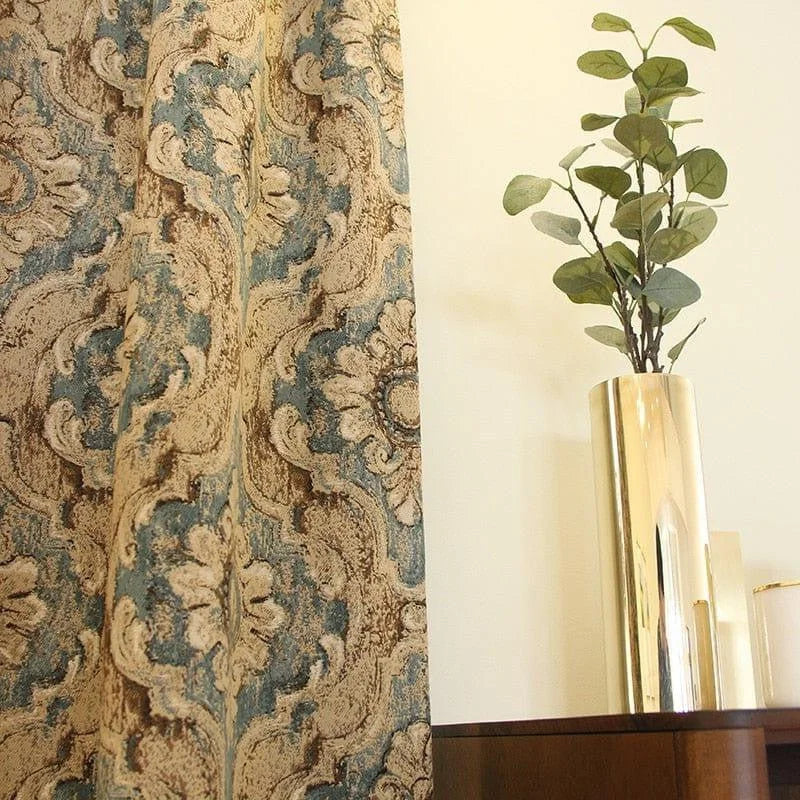 Rideau élégant aux motifs floraux complexes, idéal pour une décoration intérieure classique. Ce rideau met en valeur des teintes naturelles et des détails raffinés qui apportent une touche de sophistication à n'importe quel salon. Parfait pour créer une ambiance chaleureuse et accueillante, ce rideau s'accorde parfaitement avec un vase doré et une plante décorative. Transformez votre espace de vie avec ce rideau qui associe style et harmonie visuelle.