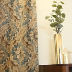 Rideau élégant aux motifs floraux complexes, idéal pour une décoration intérieure classique. Ce rideau met en valeur des teintes naturelles et des détails raffinés qui apportent une touche de sophistication à n'importe quel salon. Parfait pour créer une ambiance chaleureuse et accueillante, ce rideau s'accorde parfaitement avec un vase doré et une plante décorative. Transformez votre espace de vie avec ce rideau qui associe style et harmonie visuelle.
