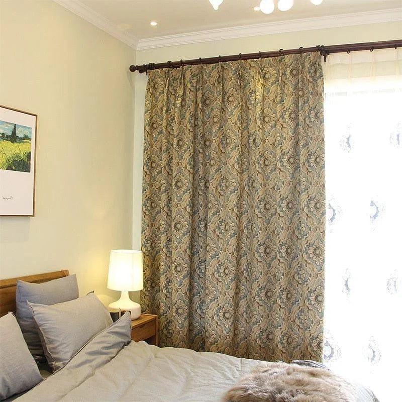 Rideaux élégants avec motifs décoratifs dans une chambre moderne et confortable. Ces rideaux ajoutent du charme et de l'intimité à l'espace, tout en complétant parfaitement la décoration intérieure de la pièce. Découvrez comment ces rideaux peuvent transformer l'atmosphère de votre chambre à coucher pour une ambiance chaleureuse et stylée.